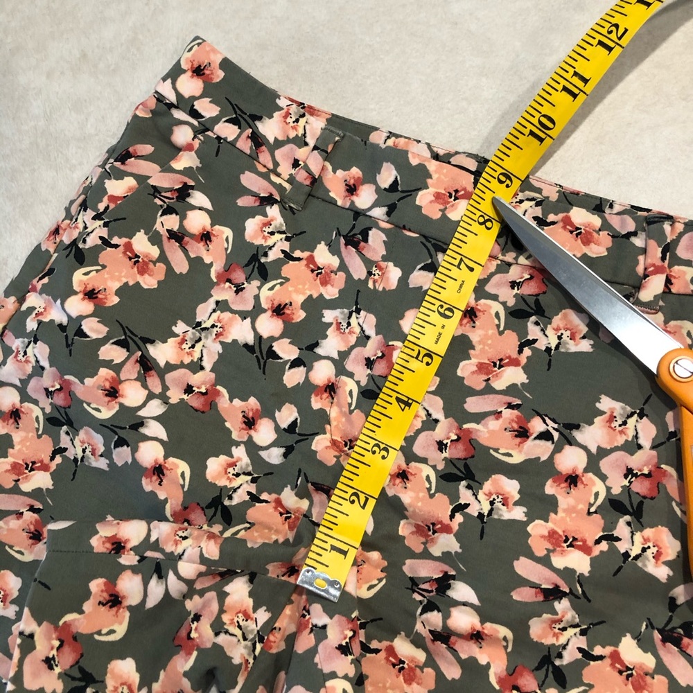 ⭐️ White House Black Market 5' Floral Shorts - Picture 10 of 14